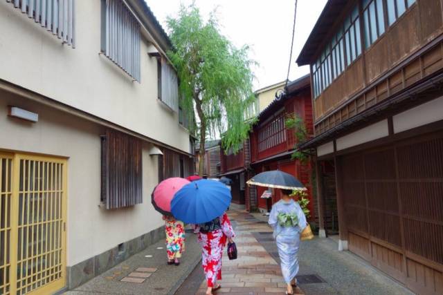 ひがし茶屋街に映える和服と傘