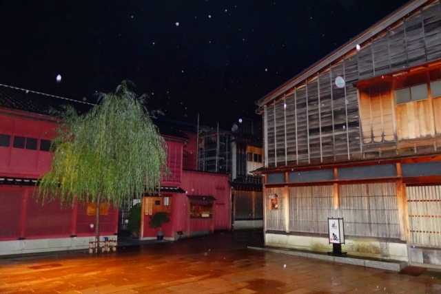 夜遅くひがし茶屋街
