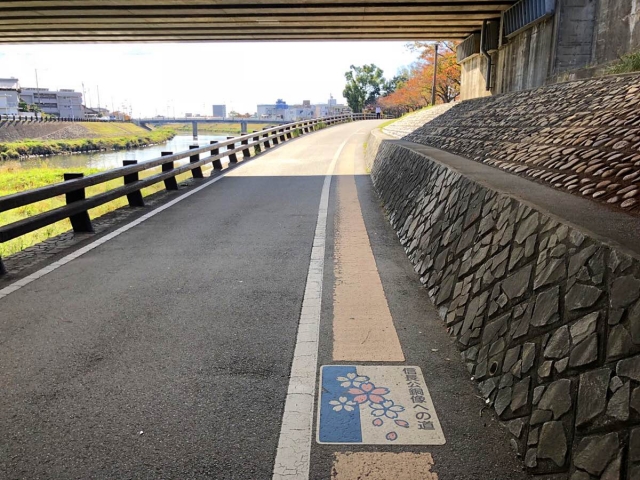 信長公銅像への道(アクセス)