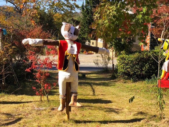 桃太郎神社とワン丸カカシ