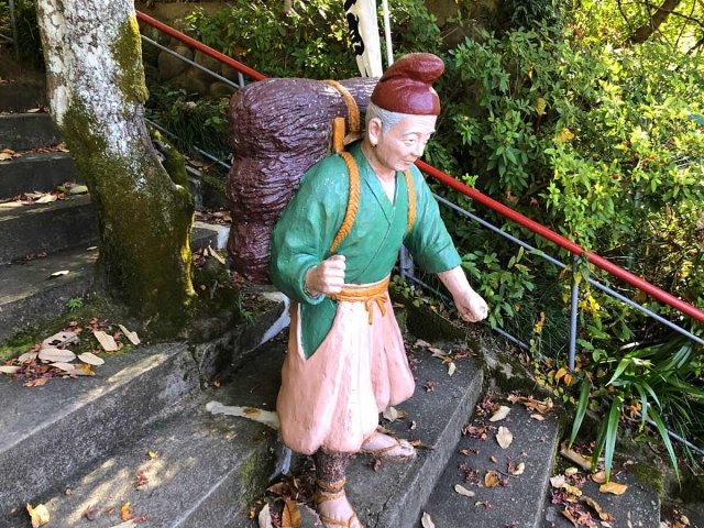 桃太郎神社のおじいさん銅像
