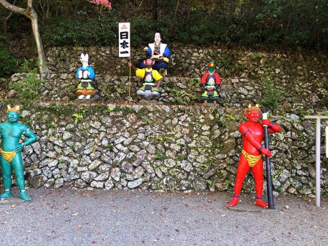 桃太郎神社の家来たち銅像