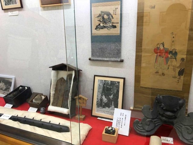 宝物館の鬼の金棒やミイラ